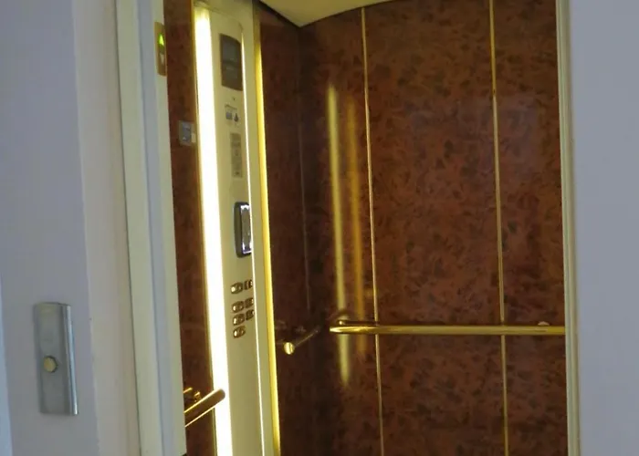 Saint-maurille Coeur D'angers Et Parking